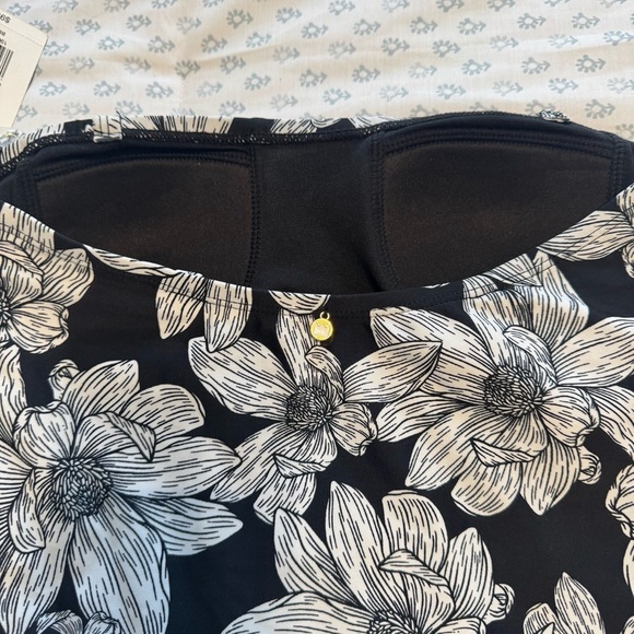 Crown & Ivy NWT Floral Black and White Ruffle Strap One Piece Small Swimsuit - Picture 6 of 12